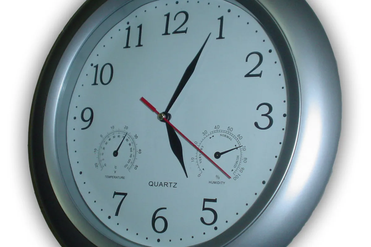 Reloj de muro sin logotipo legible